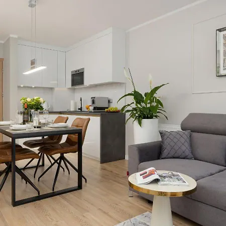 Baltic Alkam Nr 7, 8 - Klimatyzowany, Warszawska 11 * ポビエロボ